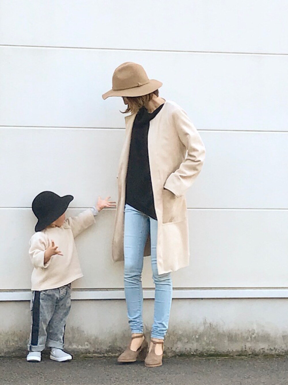 「kids、大人カジュアル、ママコーデ、ニット、GU、ootd、キッズコーデ、キッズファッション、デニム、デニムパンツ」｜「ROPE' PICNICのアイテム（トレンチコート、ベージュ系）」を使った、NinaRita さん（レディース・161cm）の冬コーディネートの1枚目の写真