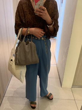 「6（ロク）のアイテム（スラックス、ブルー系）」を使った、momoさん（レディース）の夏コーディネート