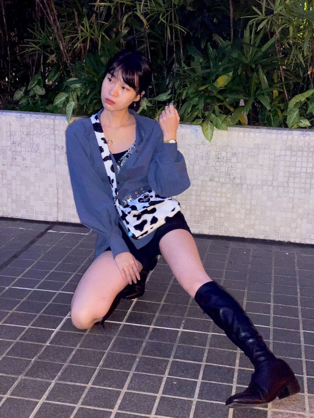 「girl、cowgirl、80s、VINTAGE、street、streetstyle、streetfashion、hkgirl、cool、grunge」｜「fourthstep.bkkのアイテム（ボディバッグ/ウエストポーチ、ホワイト系）」を使った、evaaaakさん（レディース・159cm）の冬コーディネートの1枚目の写真