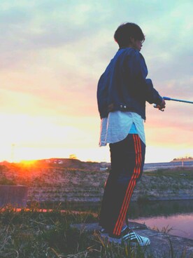 「アイテム（スリッポン、ブルー系）」を使った、まるをさん（メンズ・180cm）の春コーディネート