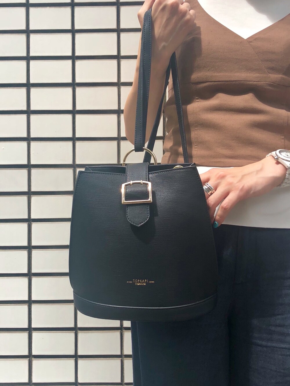 「夏コーデ、summer、シンプルコーデ、大人コーデ、トプカピ、topkapi」｜「TOPKAPIのリアルファーチャーム付き2wayスプリットレザーリュック（バックパック/リュック、ブラック系）」を使った、topkapi_officialさん（レディース・161cm）の夏コーディネートの1枚目の写真