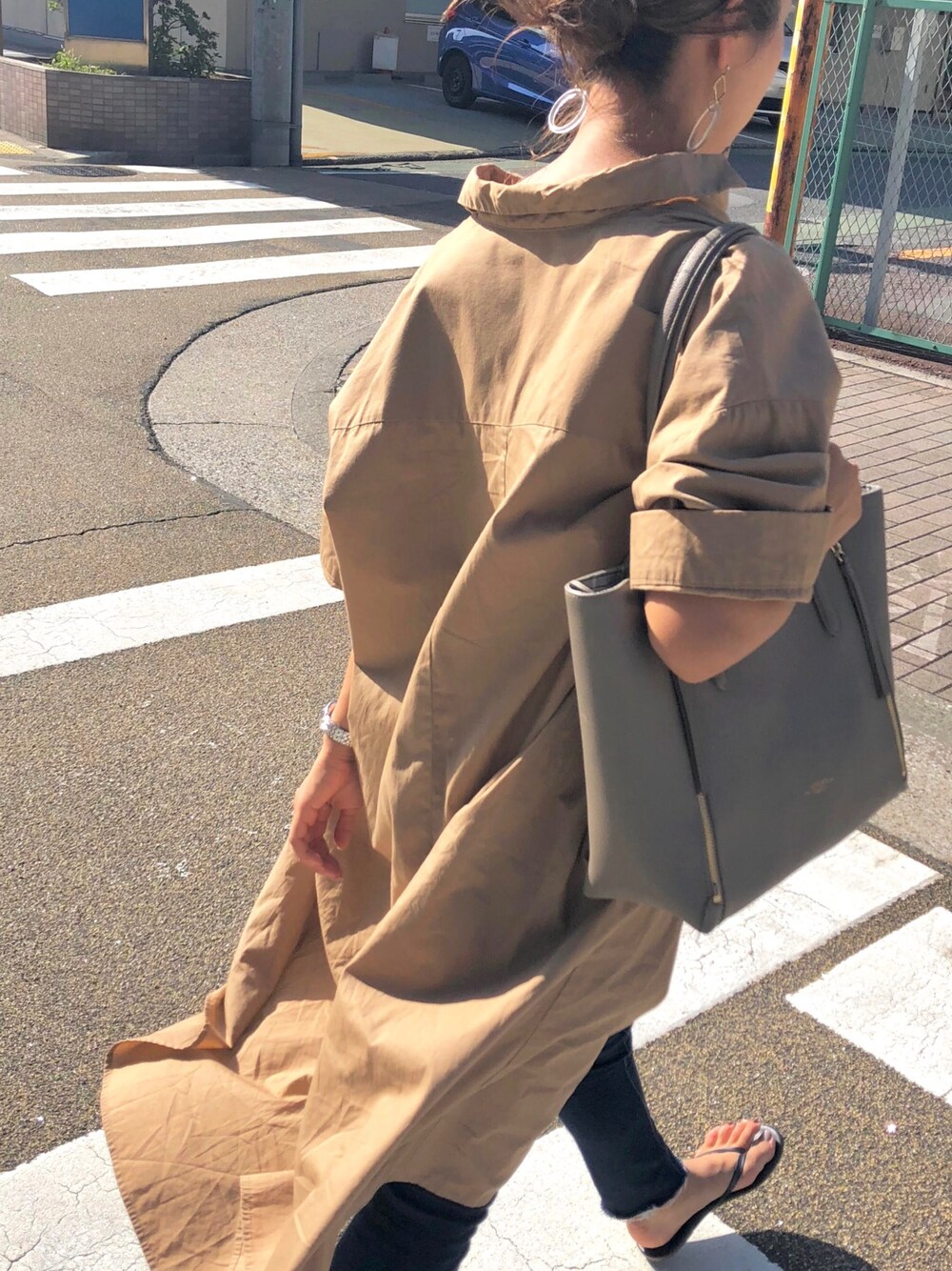「topkapi」｜「TOPKAPIのスプリットレザージップポケットA4トートバッグ（トートバッグ、ベージュ系）」を使った、topkapi_officialさん（レディース・161cm）の秋コーディネートの1枚目の写真