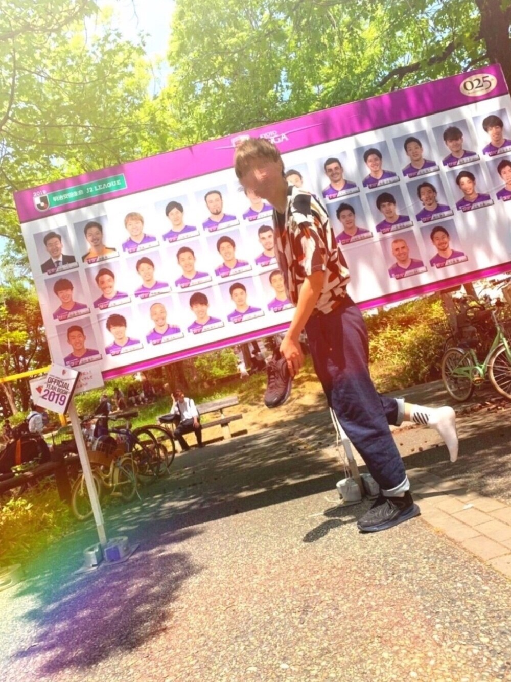「夏、ラフ、ワイドパンツ、きれいめカジュアル、デニムパンツ、黒、オフホワイト、ユニクロ、スニーカー、お洒落さんとつながりたい」｜「ビビアンのピアス買ったのアイテム（ピアス（片耳用）、シルバー系）」を使った、Mr.タックインさん（メンズ・184cm）の春コーディネートの1枚目の写真