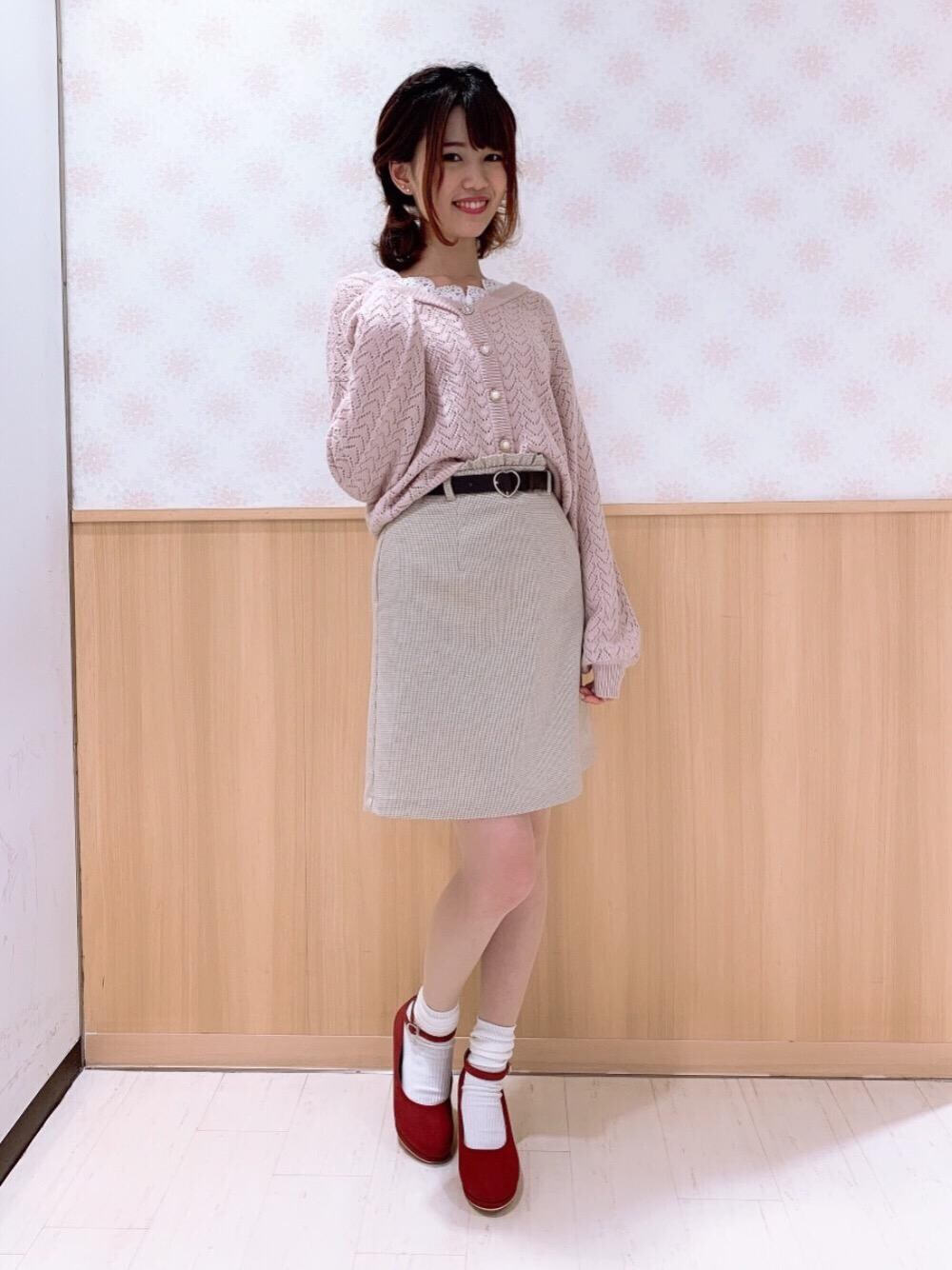 「カーディガン、ミニスカート、春コーデ、台形ｽｶｰﾄ、ガーリーコーデ、透かし柄」｜「MAJESTIC LEGONのフカフカパンプス（パンプス、レッド系）」を使った、マジェスティックレゴンルミネ大宮店スタッフさん（レディース・161cm）の冬コーディネートの1枚目の写真