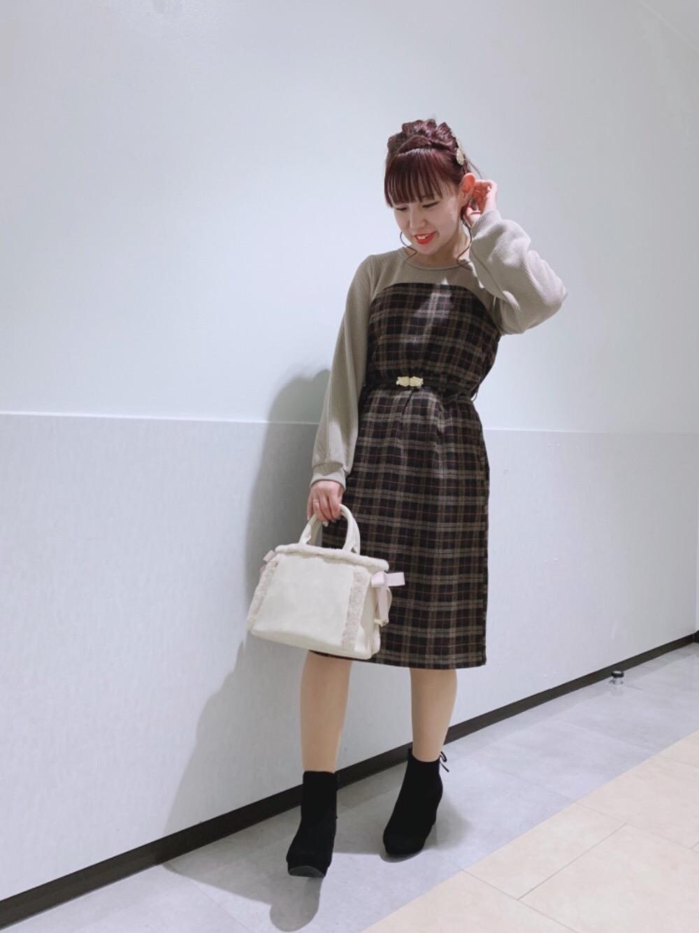 「バックリボン、チェックワンピース、MAJESTIC LEGON、グレージュ、マジェスティックレゴン、ゴムベルト、ウエストキュッと、もふもふリボンバック」｜「MAJESTIC LEGONの♯feminineバックルゴムベルト（ベルト、その他）」を使った、マジェスティックレゴンルミネ大宮店スタッフさん（レディース・158cm）の冬コーディネートの1枚目の写真