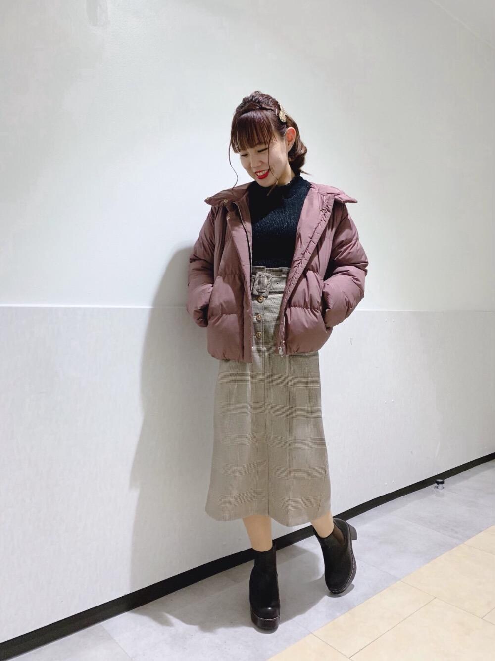 「チュール、ロングスカート、MAJESTIC LEGON、マジェスティックレゴン、ラメニット、キレイめコーデ、Iラインスカート、エコダウン」｜「MAJESTIC LEGONのWarmエコダウン（ダウンジャケット/コート、ブラウン系）」を使った、マジェスティックレゴンルミネ大宮店スタッフさん（レディース・158cm）の冬コーディネートの1枚目の写真