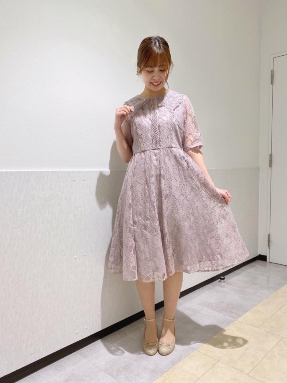 「結婚式、ドレス、上品、卒業式、MAJESTIC LEGON、マジェスティックレゴン、襟、卒業パーティー」｜「MAJESTIC LEGONのレトロバレエパンプス（パンプス、ゴールド系）」を使った、マジェスティックレゴンルミネ大宮店スタッフさん（レディース・158cm）の冬コーディネートの1枚目の写真
