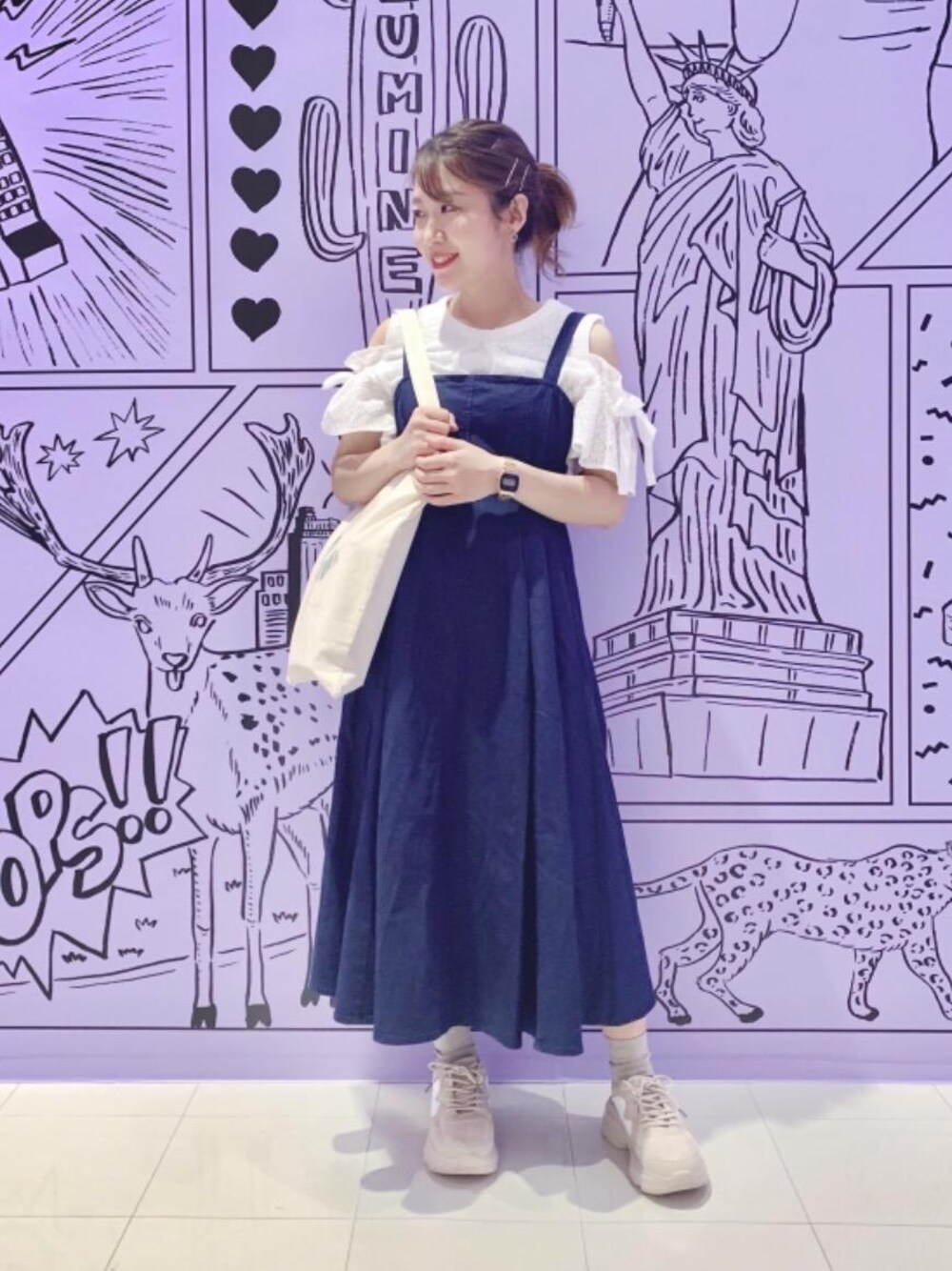 ホワイト系のトートバッグ、ブルー系のワンピース、ホワイト系のシャツ/ブラウスを着用したレディースの夏コーディネートの1枚目の写真