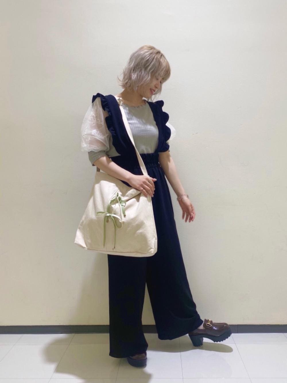 「レースアップ、MAJESTIC LEGON、オーガンジー、秋、マジェスティックレゴン、フリルサロペット、甘めパンツコーデ、フラワーホイップ」｜「MAJESTIC LEGONのビット付ローファー（ローファー、ブラウン系）」を使った、マジェスティックレゴンルミネ大宮店スタッフさん（レディース・154cm）の夏コーディネートの1枚目の写真
