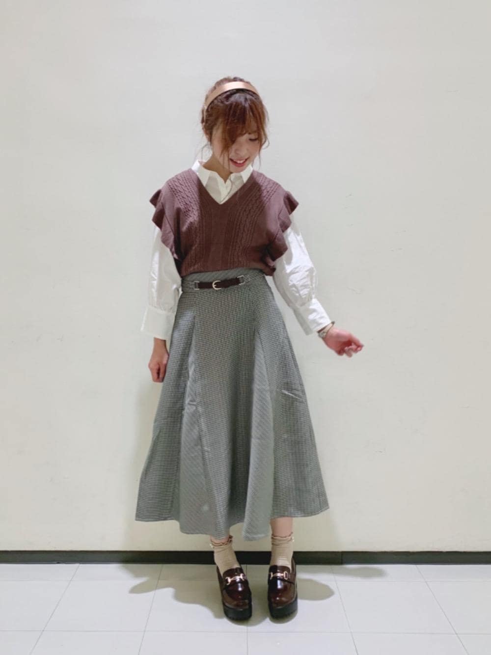 「チェック、Aラインスカート、フリル、ガーリー、カチューシャ、MAJESTIC LEGON、ブラウンコーデ、秋、マジェスティックレゴン」｜「MAJESTIC LEGONのビット付ローファー（ローファー、ブラウン系）」を使った、マジェスティックレゴンルミネ大宮店スタッフさん（レディース・158cm）の秋コーディネートの1枚目の写真
