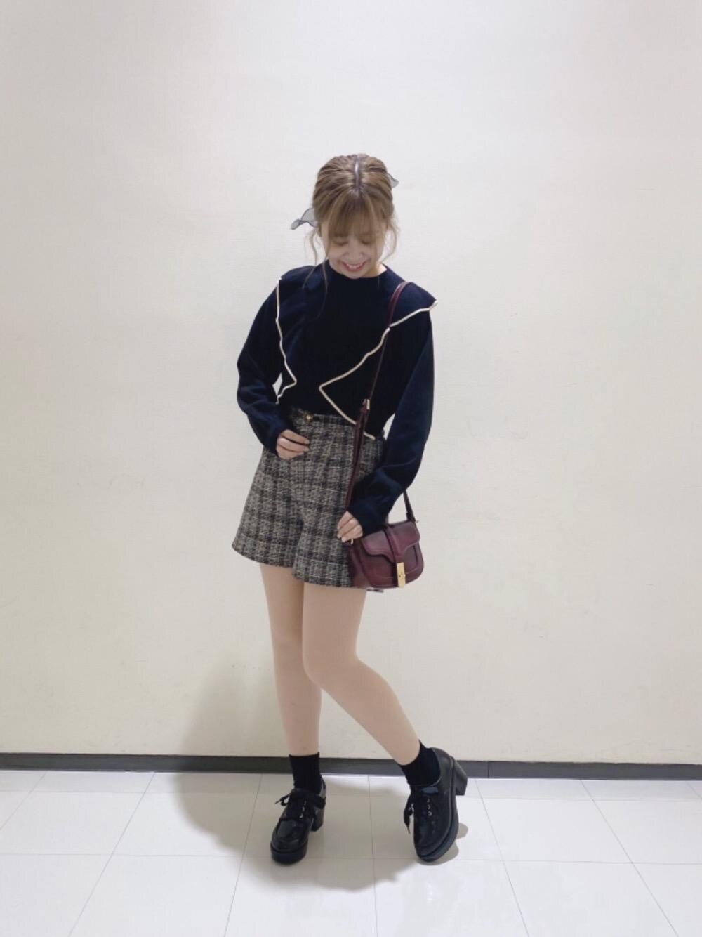 「ツイード、ボルドー、ショーパン、ガーリー、MAJESTIC LEGON、フリルニット、マジェスティックレゴン、モコモコアウター」｜「MAJESTIC LEGONのモコモコフェイクファーコート（その他アウター、ホワイト系）」を使った、マジェスティックレゴンルミネ大宮店スタッフさん（レディース・158cm）の秋コーディネートの1枚目の写真