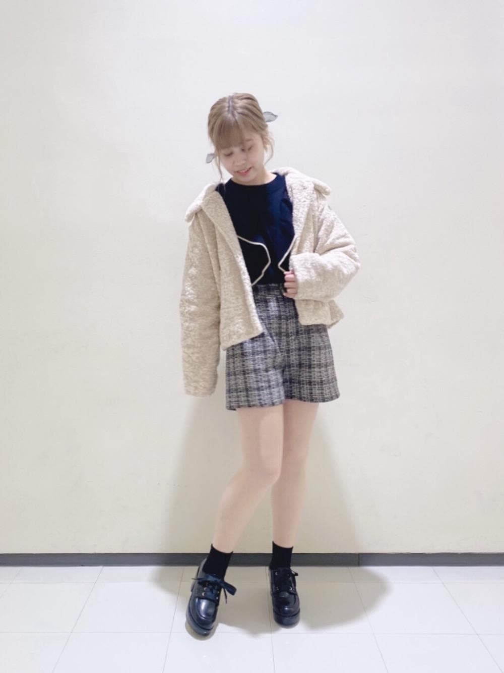 「アウター、ツイード、ショーパン、MAJESTIC LEGON、マジェスティックレゴン、ガーリーコーデ、秋コーデ、モコモコアウター、寒い日のお出かけ」｜「MAJESTIC LEGONのモコモコフェイクファーコート（その他アウター、ホワイト系）」を使った、マジェスティックレゴンルミネ大宮店スタッフさん（レディース・158cm）の秋コーディネートの1枚目の写真