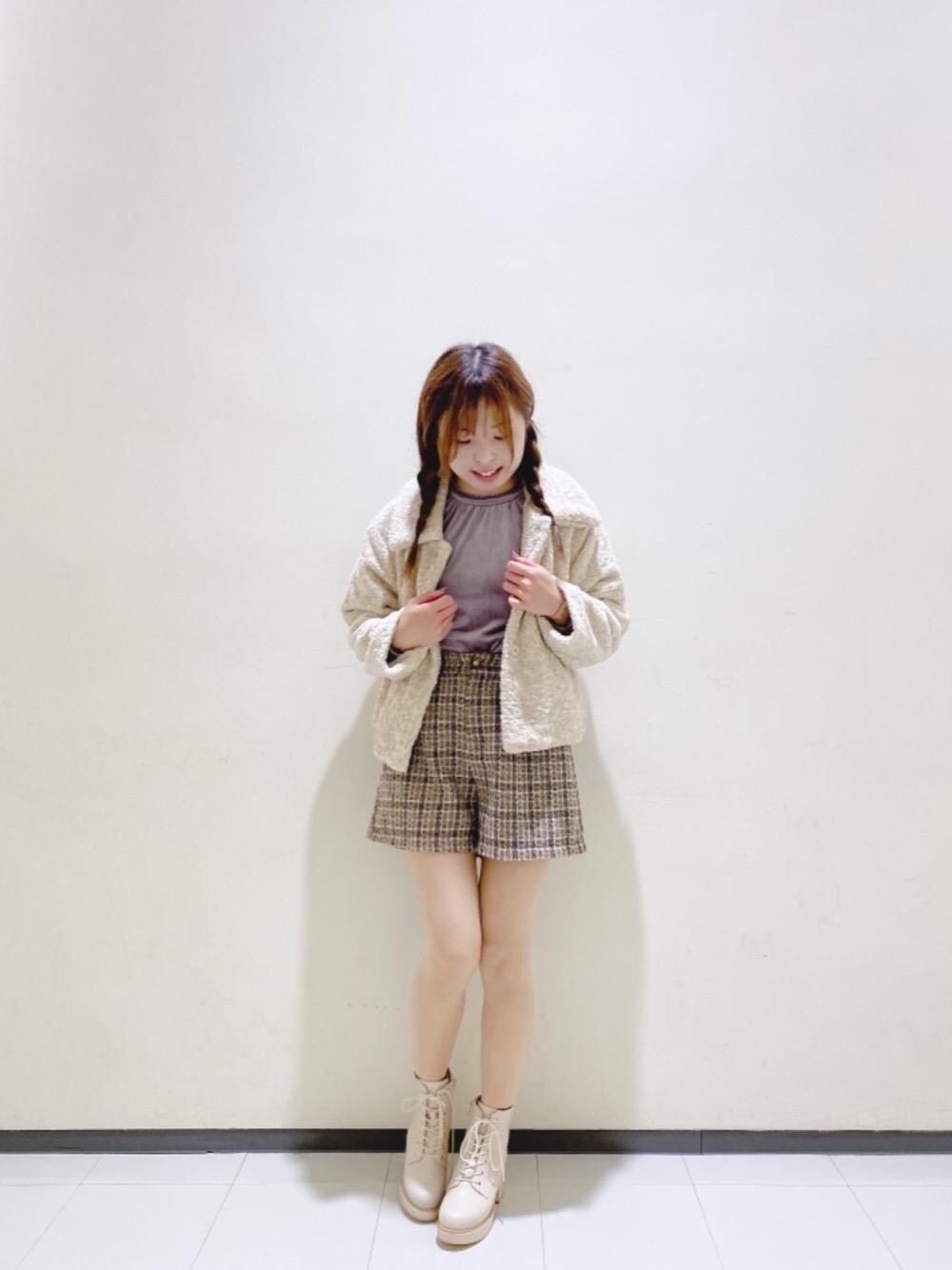 「ショートパンツ、冬コーデ、ベロア、MAJESTIC LEGON、マジェスティックレゴン、パワショル、モコモコアウター、甘めカジュアル、トレンドトップス」｜「MAJESTIC LEGONのレースアップボリュームブーツ（ブーツ、ホワイト系）」を使った、マジェスティックレゴンルミネ大宮店スタッフさん（レディース・158cm）の秋コーディネートの1枚目の写真