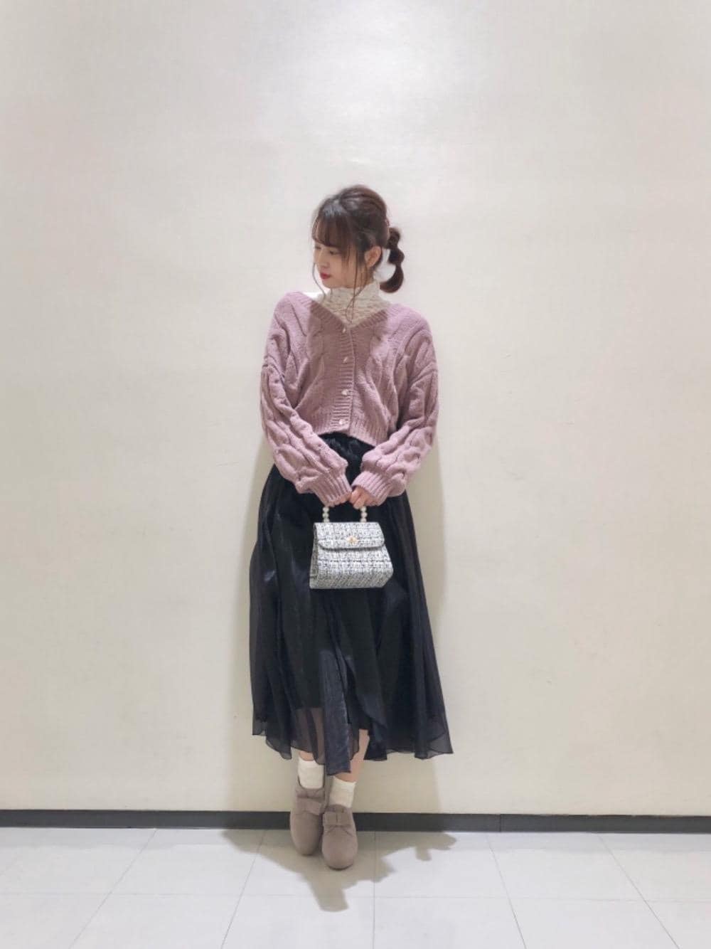 「スカート、ブラック、ピンク、デートコーデ、参戦服、MAJESTIC LEGON、マジェスティックレゴン、甘めコーデ、フェミニンコーデ、高身長コーデ」｜「MAJESTIC LEGONのリボンブーティー（ブーツ、ベージュ系）」を使った、マジェスティックレゴンルミネ大宮店スタッフさん（レディース・168cm）の秋コーディネートの1枚目の写真