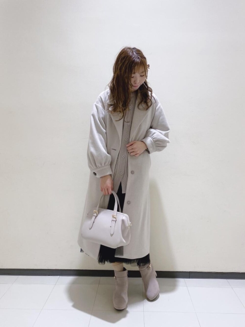 「ニット、チュールスカート、フェミニン、MAJESTIC LEGON、ゆるコーデ、マジェスティックレゴン、大人かわいい、マルチWAY、トレンドニット、ガウンコード」｜「MAJESTIC LEGONのサイドビットブーツ（ブーツ、ベージュ系）」を使った、マジェスティックレゴンルミネ大宮店スタッフさん（レディース・158cm）の冬コーディネートの1枚目の写真