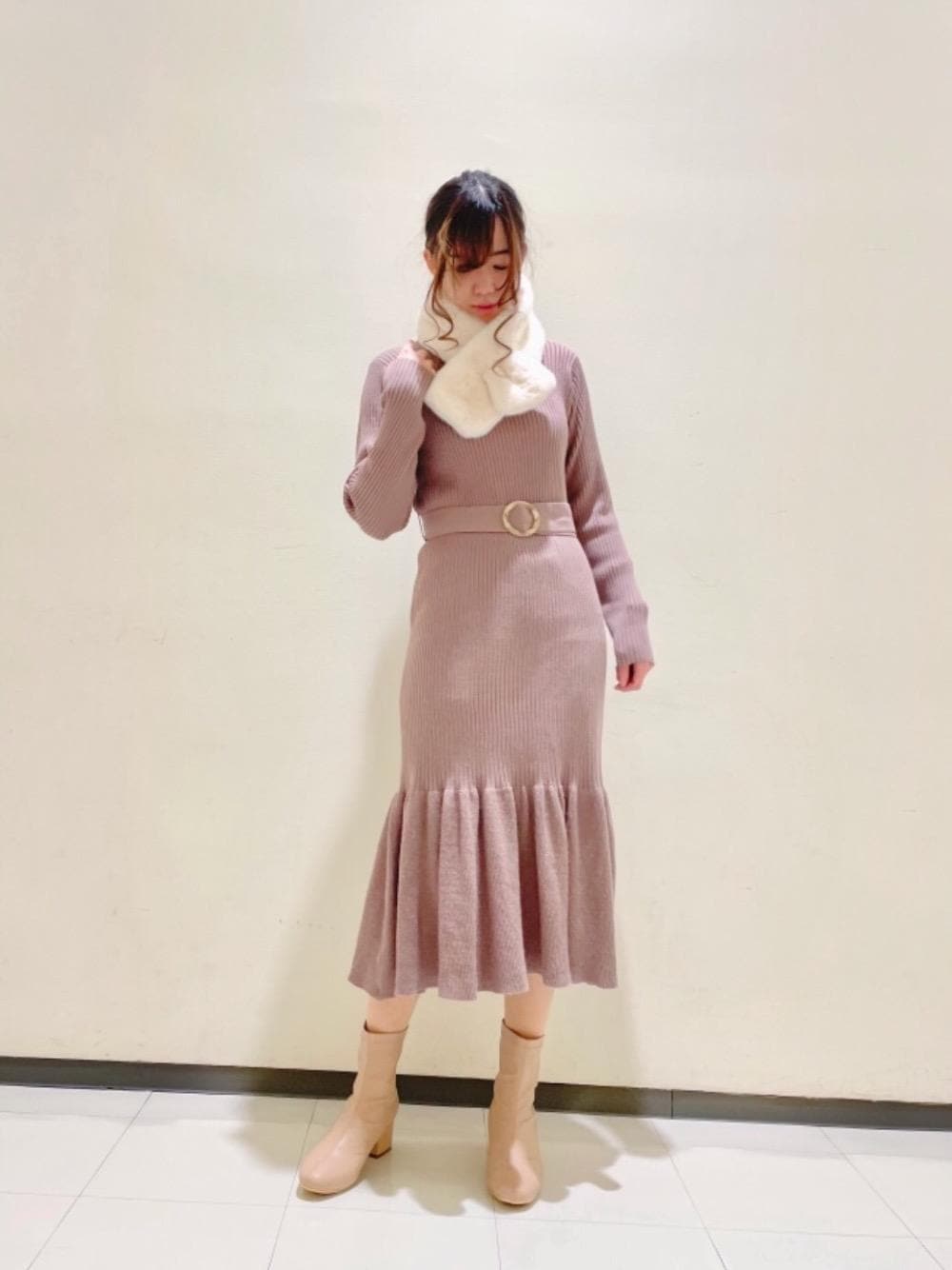 ホワイト系のその他アウター、ベージュ系のブーツ、ブラウン系のワンピースを着用したレディースの冬コーディネートの1枚目の写真