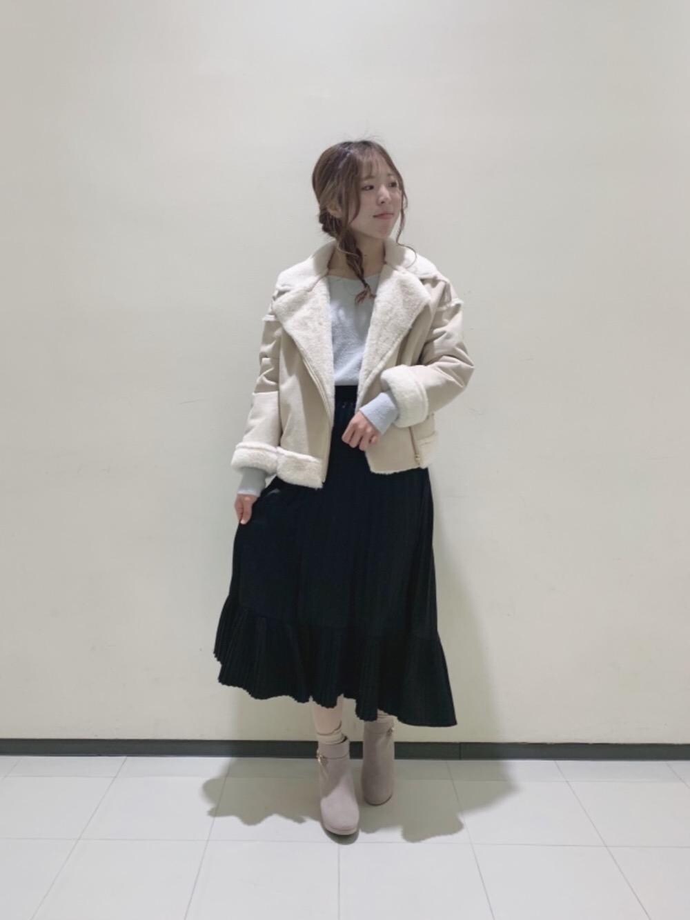 「フェミニン、セール、初売り、MAJESTIC LEGON、マジェスティックレゴン、ラメニット、キラキラニット、新春、もちもちニット、2021年」｜「MAJESTIC LEGONのサイドビットブーツ（ブーツ、ベージュ系）」を使った、マジェスティックレゴンルミネ大宮店スタッフさん（レディース・158cm）の冬コーディネートの1枚目の写真