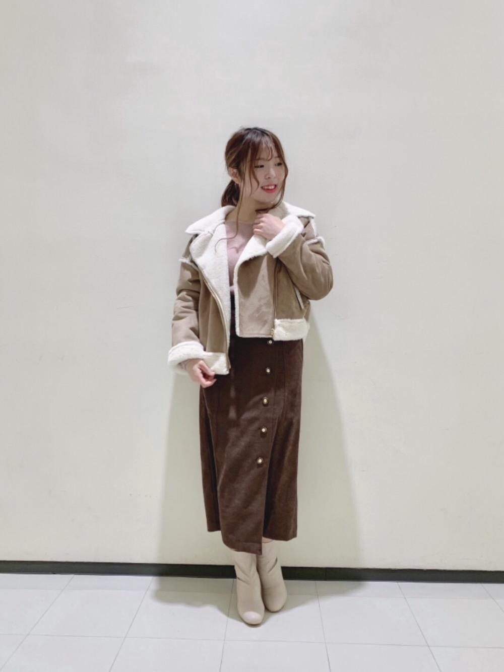 「ピンク、MAJESTIC LEGON、マジェスティックレゴン、ラメニット、ファーアウター、春先コーデ、ハートネック、Iラインスカート、イチゴチョココーデ」｜「MAJESTIC LEGONのフェイクスエードファーライダース（ライダースジャケット、ブラウン系）」を使った、マジェスティックレゴンルミネ大宮店スタッフさん（レディース・158cm）の冬コーディネートの1枚目の写真