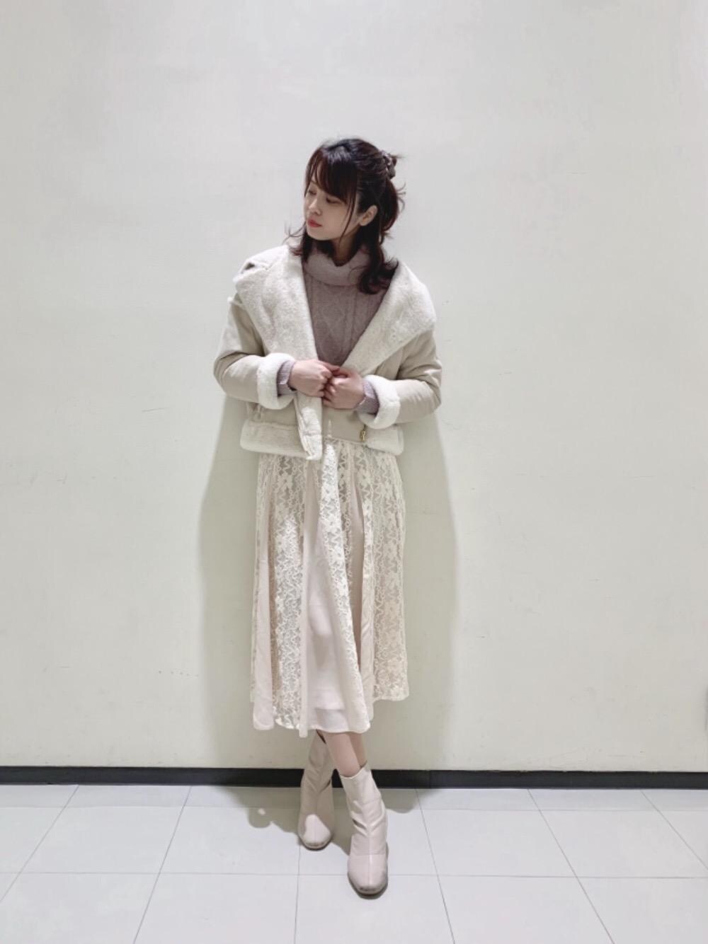 「ピンク、パステル、セール、レーススカート、春まで着れる、MAJESTIC LEGON、アイボリー、マジェスティックレゴン、甘め、フェザーニット」｜「MAJESTIC LEGONのフェイクスエードファーライダース（ライダースジャケット、ホワイト系）」を使った、マジェスティックレゴンルミネ大宮店スタッフさん（レディース・168cm）の冬コーディネートの1枚目の写真
