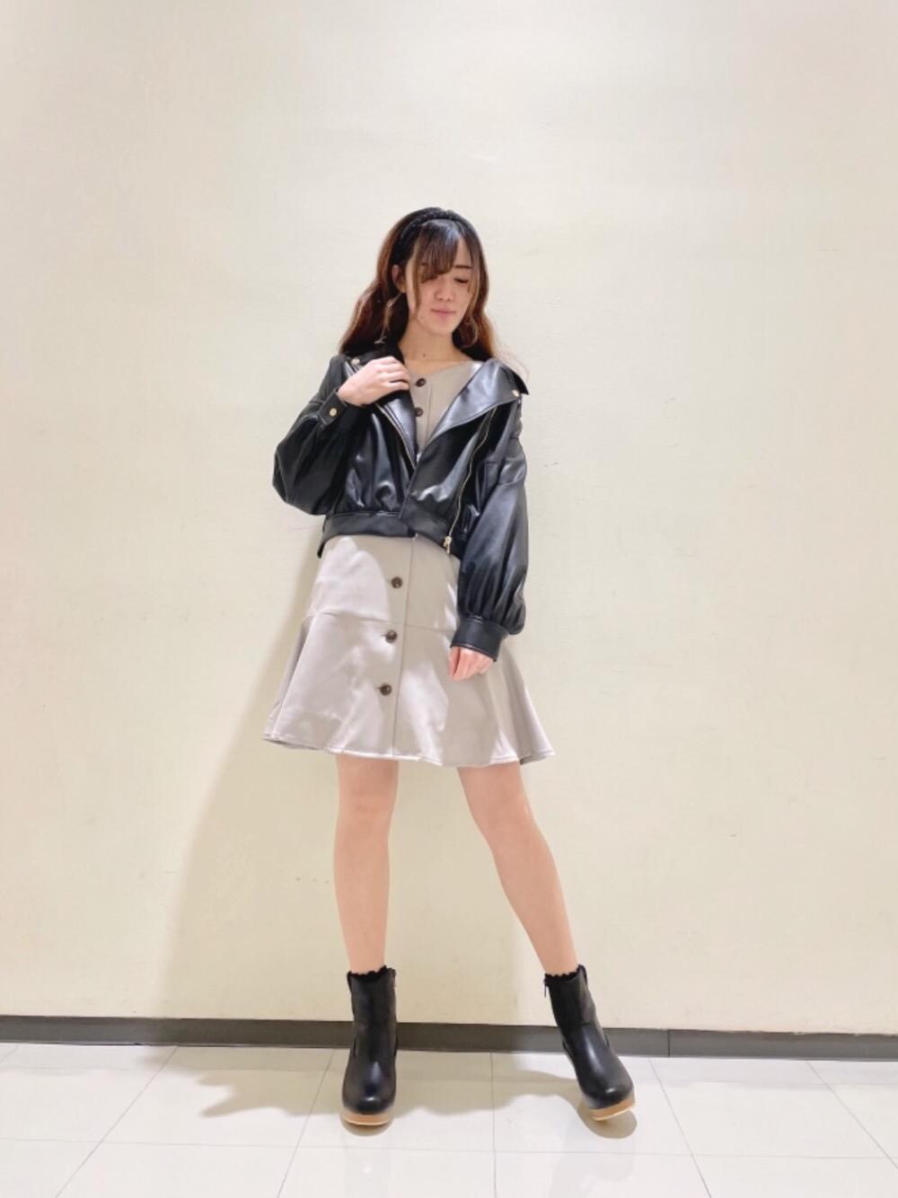 「ライダース、フェミニン、デートコーデ、MAJESTIC LEGON、甘辛mix、マジェスティックレゴン、甘めコーデ、高身長コーデ、大宮ルミネ、マーメイドワンピ」｜「MAJESTIC LEGONのポイントベロアカチューシャ（カチューシャ、ブラック系）」を使った、マジェスティックレゴンルミネ大宮店スタッフさん（レディース・159cm）の冬コーディネートの1枚目の写真