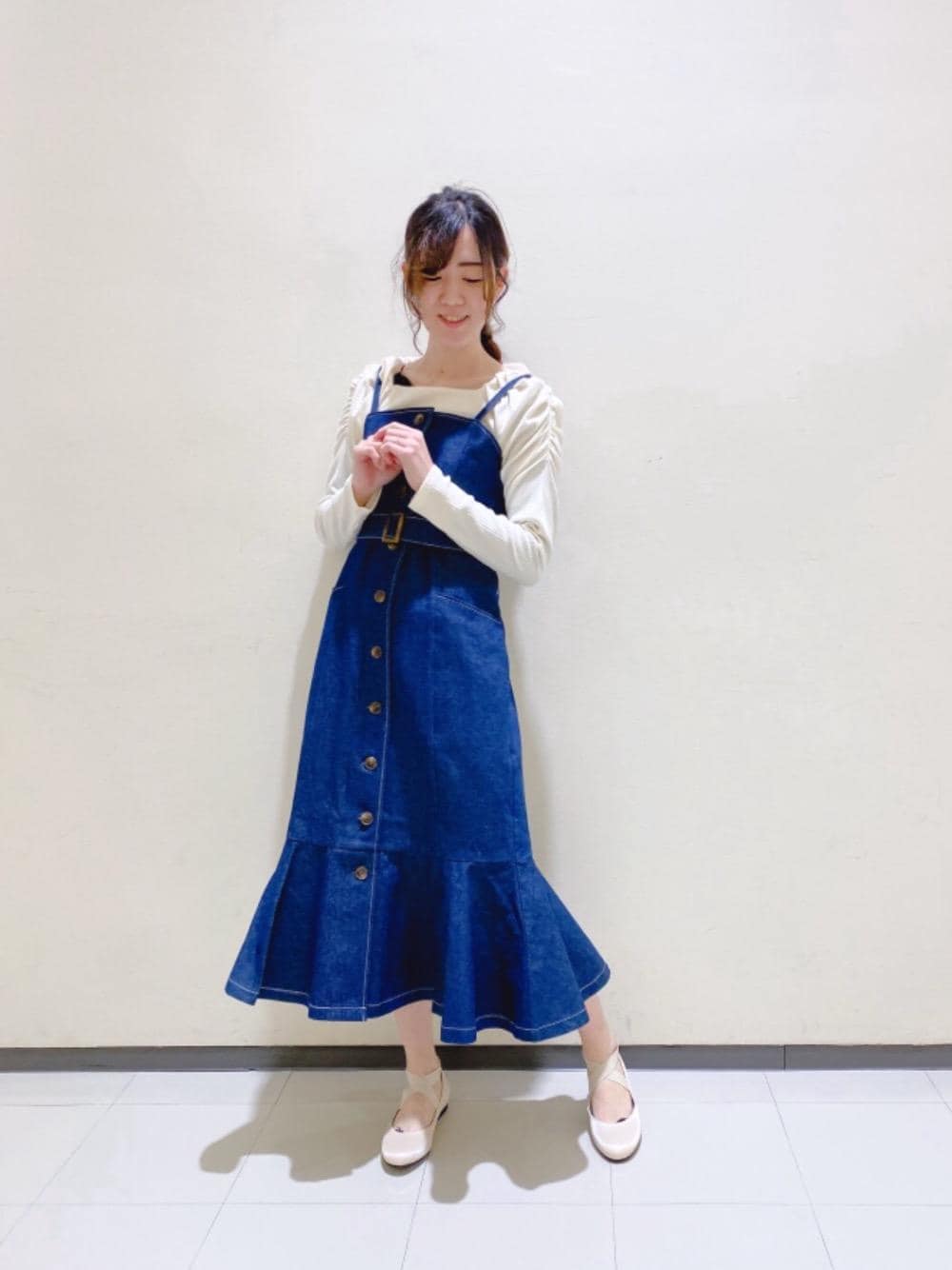 「デニム、ガーリー、バックリボン、フェミニン、MAJESTIC LEGON、マーメイド、マジェスティックレゴン、オトナカワイイ、大宮ルミネ」｜「MAJESTIC LEGONのマーメイドキャミワンピ（ワンピース、ブルー系）」を使った、マジェスティックレゴンルミネ大宮店スタッフさん（レディース・159cm）の冬コーディネートの1枚目の写真