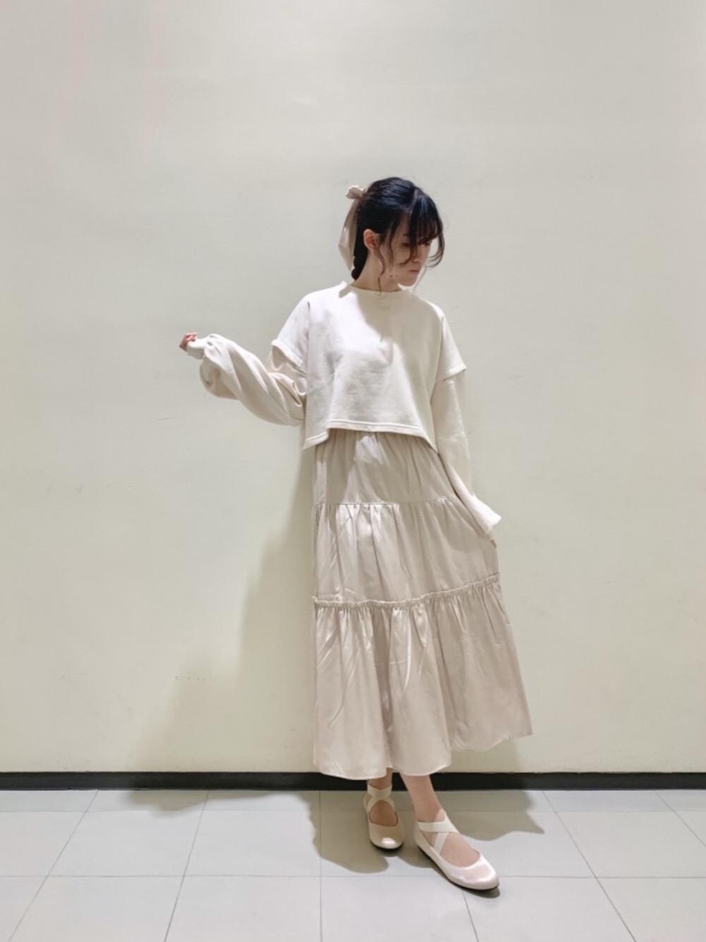 「スカート、ワントーンコーデ、スエット、MAJESTIC LEGON、マジェスティックレゴン、カジュアルかわいい、あざとかわいい、標準身長」｜「MAJESTIC LEGONのクロスゴムバレエシューズ（バレエシューズ、ホワイト系）」を使った、マジェスティックレゴンルミネ大宮店スタッフさん（レディース・159cm）の冬コーディネートの1枚目の写真