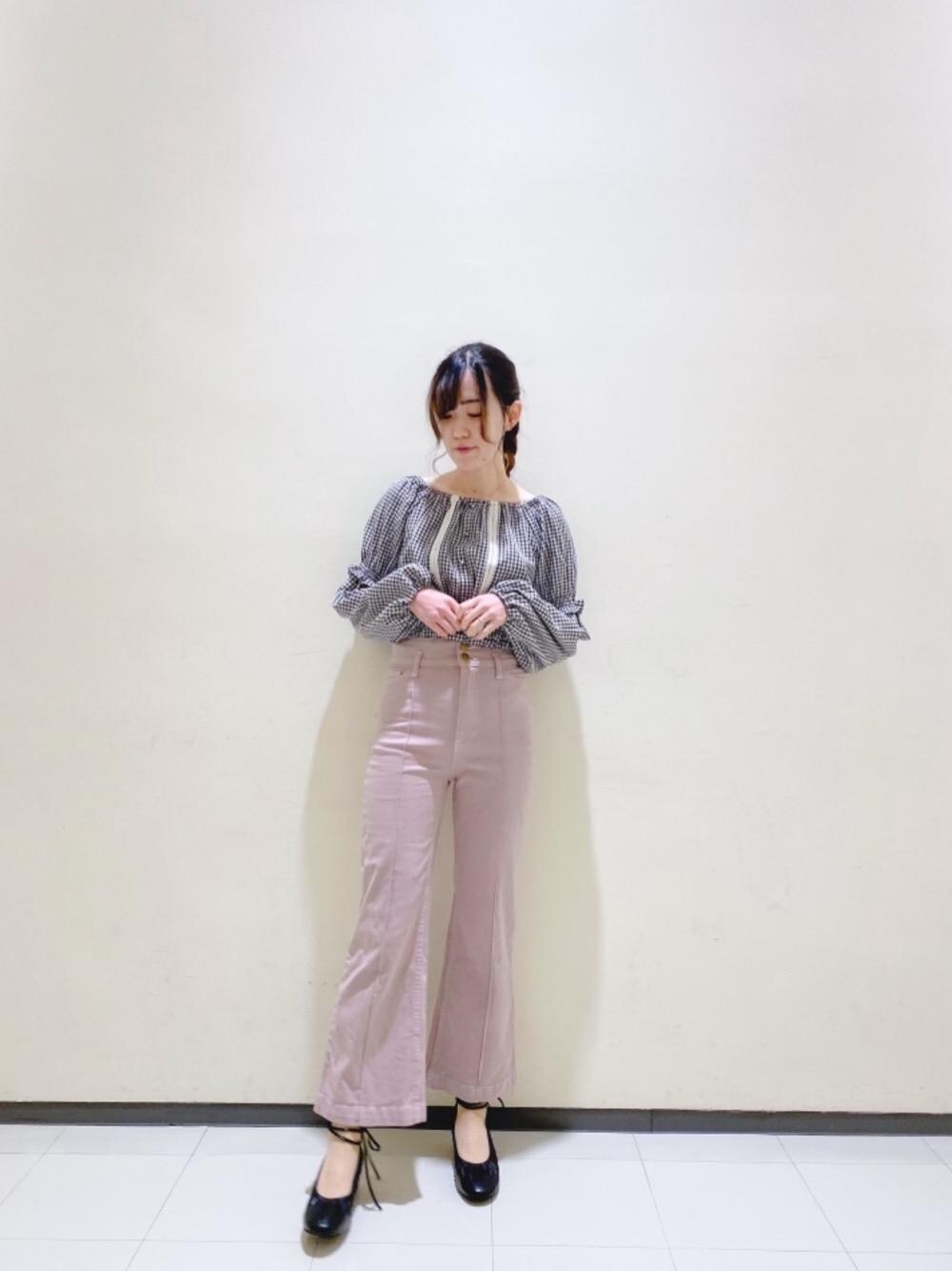「ブラウス、パンツ、トレンド、MAJESTIC LEGON、マジェスティックレゴン、万能、マルチWAY、甘めカジュアル、標準身長、カワイイ」｜「MAJESTIC LEGONのバックレースアップレディパンツ（その他パンツ、ピンク系）」を使った、マジェスティックレゴンルミネ大宮店スタッフさん（レディース・159cm）の春コーディネートの1枚目の写真