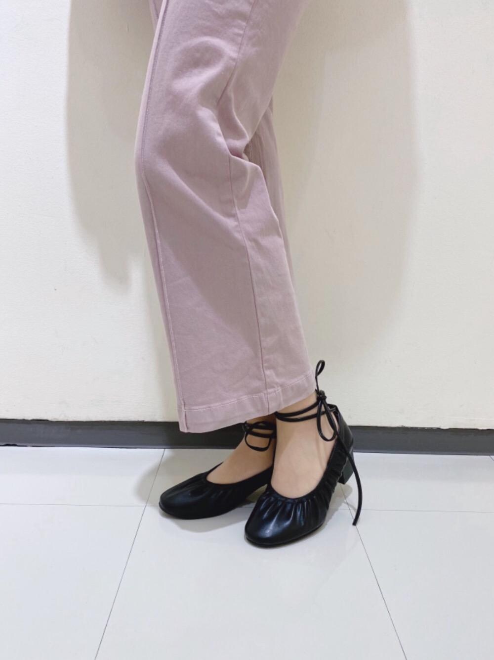 「ブラウス、パンツ、パンプス、リボン、シューズ、レースアップ、MAJESTIC LEGON、マジェスティックレゴン、マルチWAY、標準身長」｜「MAJESTIC LEGONのバックレースアップレディパンツ（その他パンツ、ピンク系）」を使った、マジェスティックレゴンルミネ大宮店スタッフさん（レディース・159cm）の春コーディネートの1枚目の写真
