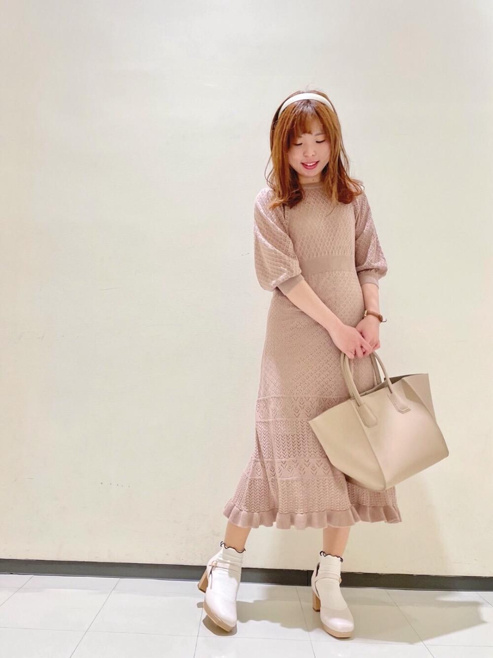 「ワンピース、ニットワンピ、デート、フェミニン、MAJESTIC LEGON、マジェスティックレゴン、オトナカワイイ、インナー付き、標準身長」｜「MAJESTIC LEGONのウッドヒールスクエアパンプス（パンプス、ホワイト系）」を使った、マジェスティックレゴンルミネ大宮店スタッフさん（レディース・158cm）の春コーディネートの1枚目の写真