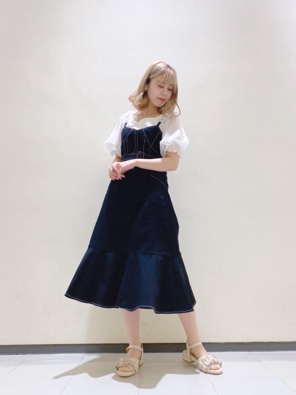 「ワンピース、フリル、人気、MAJESTIC LEGON、マジェスティックレゴン、オトナカワイイ、骨格ウェーブ、標準身長、マーメイドワンピ」｜「MAJESTIC LEGONのスクエアフリルサンダル（サンダル、ホワイト系）」を使った、マジェスティックレゴンルミネ大宮店スタッフさん（レディース・158cm）の春コーディネートの1枚目の写真