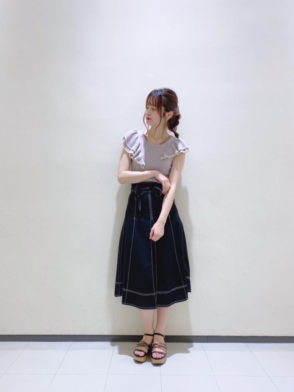 「スカート、デート、ガーリー、MAJESTIC LEGON、マジェスティックレゴン、高身長、オトナカワイイ、カクテルカラーコーデ、グレープソーダ」｜「MAJESTIC LEGONのシャイニークリアサンダル（サンダル、ブラック系）」を使った、マジェスティックレゴンルミネ大宮店スタッフさん（レディース・168cm）の春コーディネートの1枚目の写真