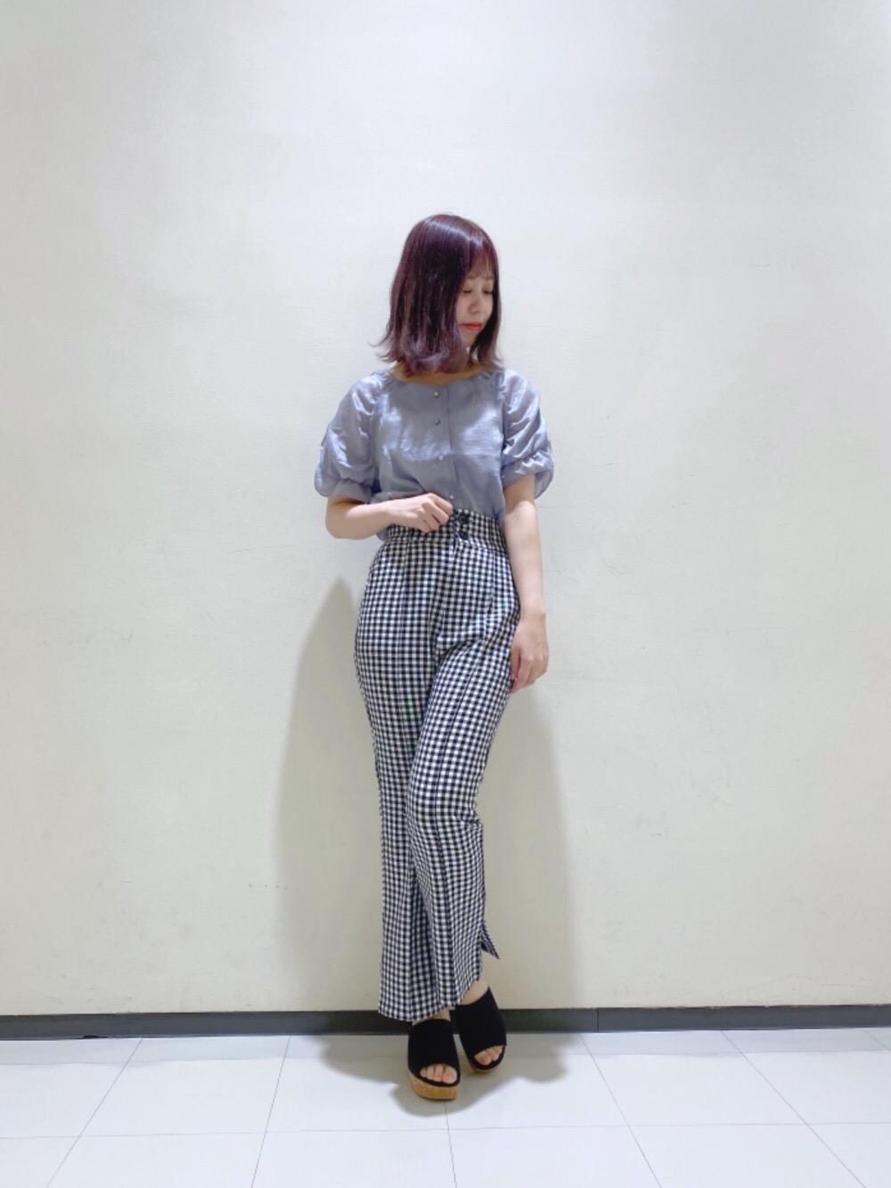 ブラック系のその他パンツ、ブラック系のサンダル、ブルー系のシャツ/ブラウスを着用したレディースの夏コーディネートの1枚目の写真
