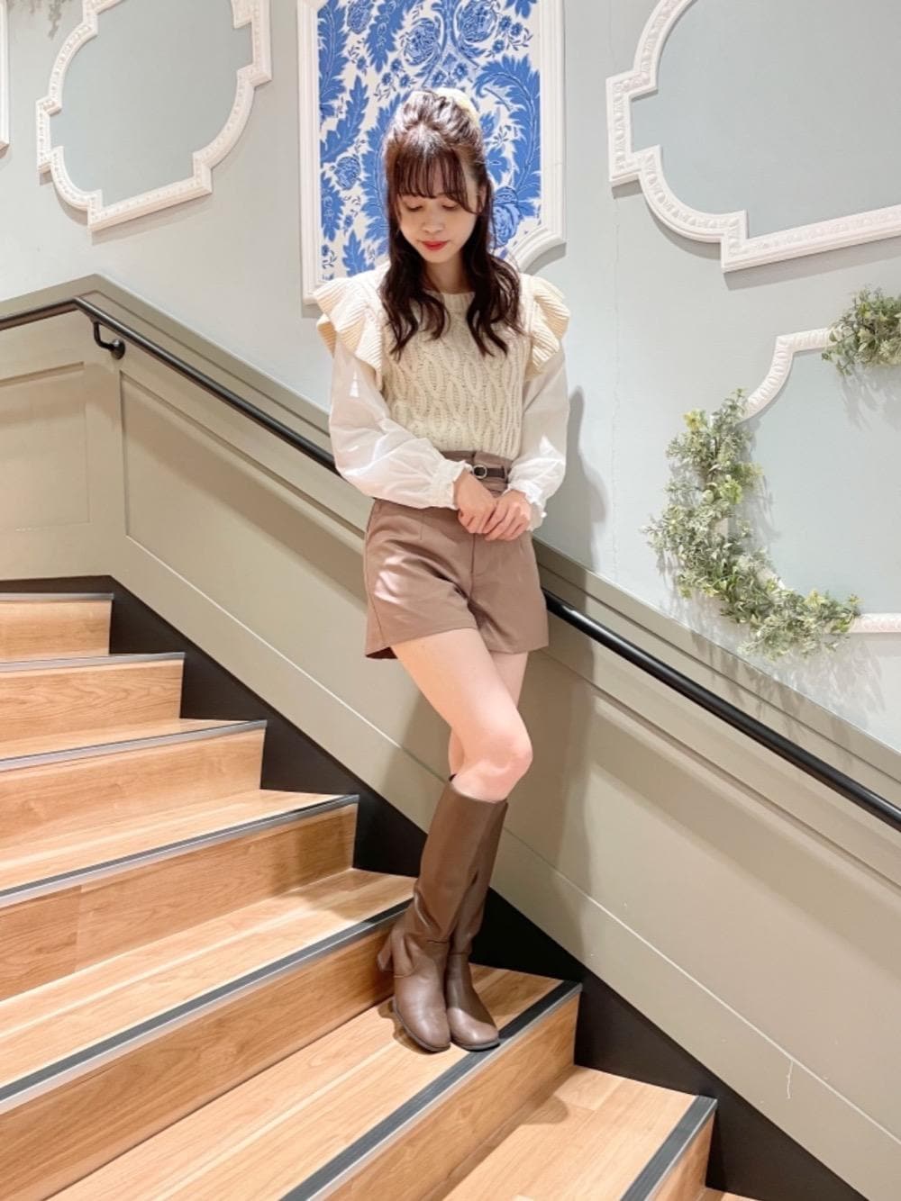 「ショーパン、デート、ミニ、MAJESTIC LEGON、フリルニット、マジェスティックレゴン、高身長、モテ、骨格ウェーブ、あざとかわいい」｜「MAJESTIC LEGONの美脚ロングブーツ（ブーツ、ブラウン系）」を使った、マジェスティックレゴンルミネ大宮店スタッフさん（レディース・168cm）の秋コーディネートの1枚目の写真