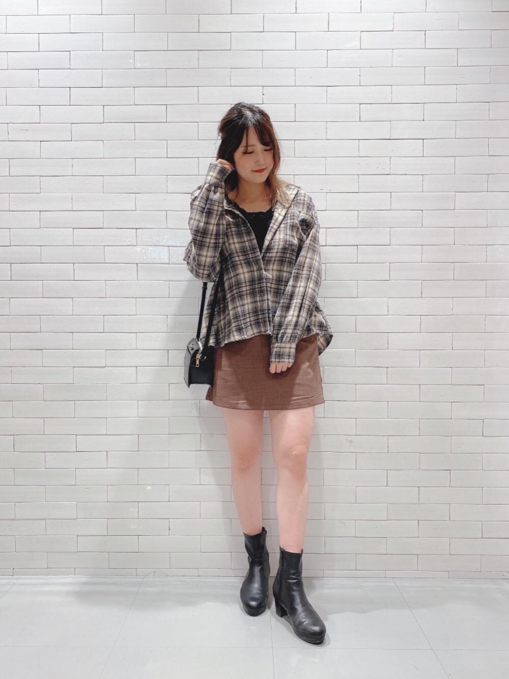 「チェック、ブーツ、シャツ、MAJESTIC LEGON、マジェスティックレゴン、骨格ストレート、あざとかわいい、標準身長、台形スカート」｜「MAJESTIC LEGONのヘルシーカラータンク（タンクトップ、ブラック系）」を使った、マジェスティックレゴンルミネ大宮店スタッフさん（レディース・160cm）の秋コーディネートの1枚目の写真