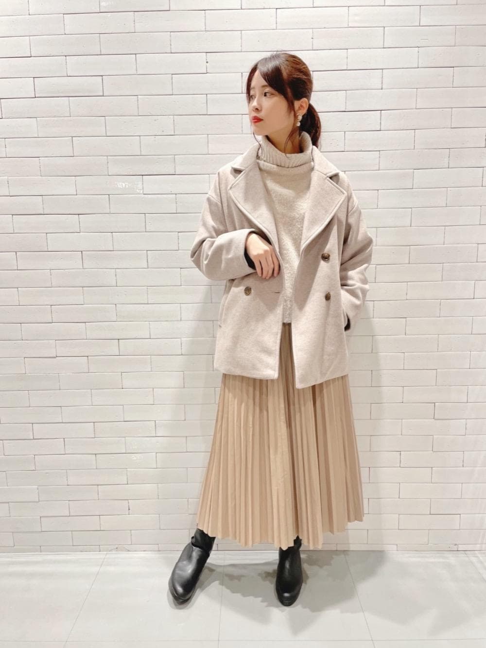 「コート、レザースカート、フェミニン、MAJESTIC LEGON、マジェスティックレゴン、淡色コーデ、高身長、オトナカワイイ、骨格ウェーブ、カワイイ」｜「MAJESTIC LEGONのレディヒールストレッチブーツ（ブーツ、ブラック系）」を使った、マジェスティックレゴンルミネ大宮店スタッフさん（レディース・168cm）の秋コーディネートの1枚目の写真
