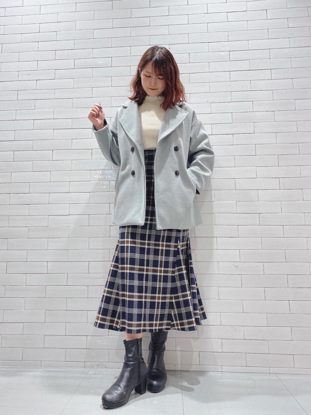「ネイビー、マーメイドスカート、MAJESTIC LEGON、マジェスティックレゴン、寒色コーデ、高身長、オトナカワイイ、カワイイ、きれいめこーで」｜「MAJESTIC LEGONのレディヒールストレッチブーツ（ブーツ、ブラック系）」を使った、マジェスティックレゴンルミネ大宮店スタッフさん（レディース・160cm）の秋コーディネートの1枚目の写真