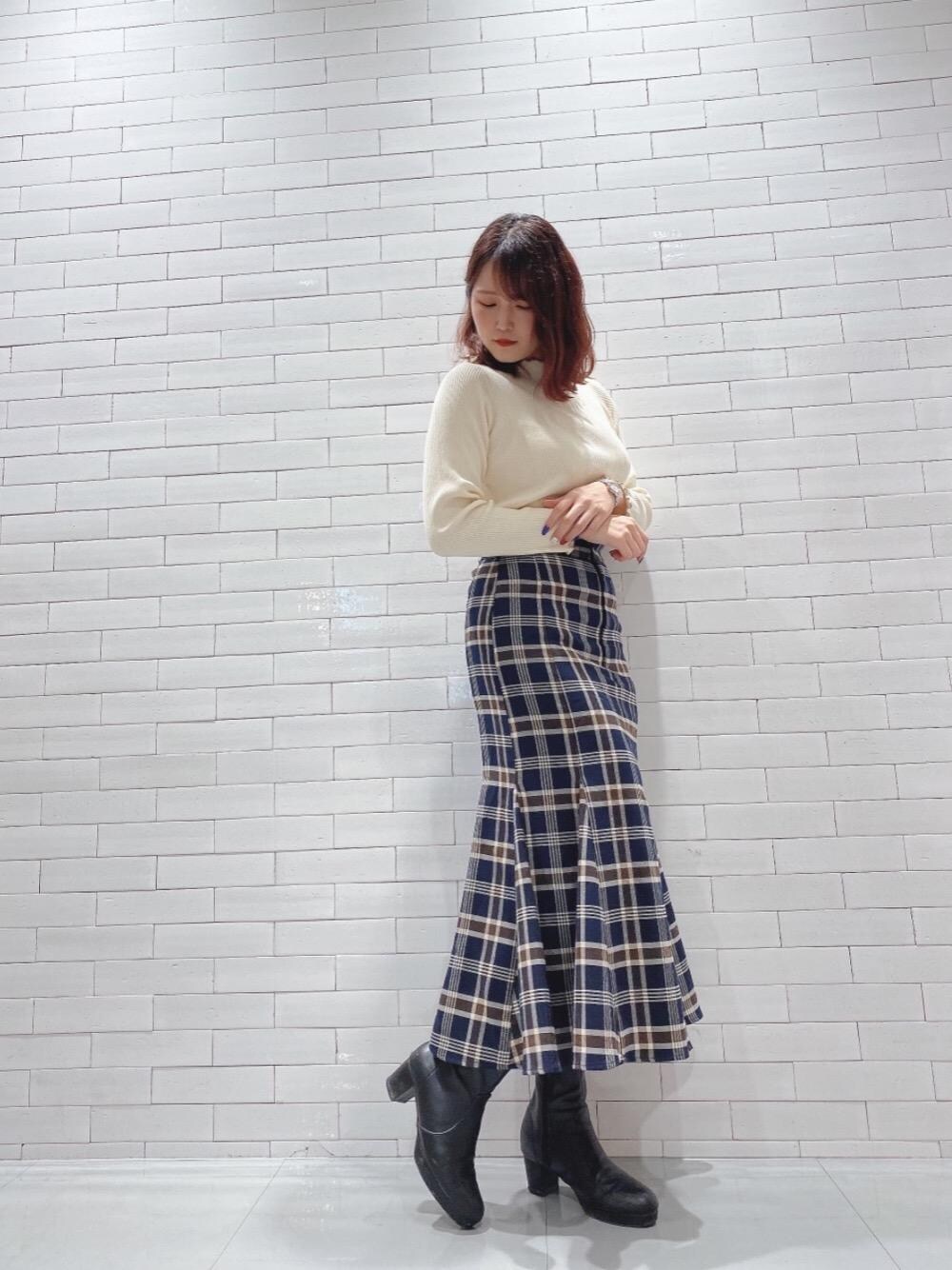 「ネイビー、レースアップ、リブニット、マーメイドスカート、MAJESTIC LEGON、アイボリー、マジェスティックレゴン、高身長、オトナカワイイ、カワイイ」｜「MAJESTIC LEGONのレディヒールストレッチブーツ（ブーツ、ブラック系）」を使った、マジェスティックレゴンルミネ大宮店スタッフさん（レディース・160cm）の秋コーディネートの1枚目の写真