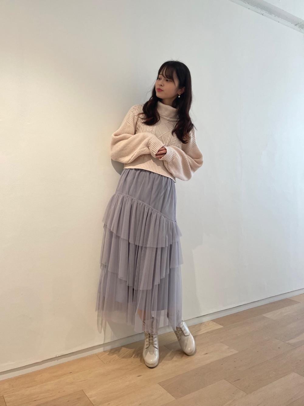 「チュールスカート、デート、フェミニン、MAJESTIC LEGON、ティアードスカート、マジェスティックレゴン、高身長、モテ、オトナカワイイ、骨格ウェーブ」｜「MAJESTIC LEGONのレースアップレディブーツ（ブーツ、ホワイト系）」を使った、マジェスティックレゴンルミネ大宮店スタッフさん（レディース・168cm）の秋コーディネートの1枚目の写真