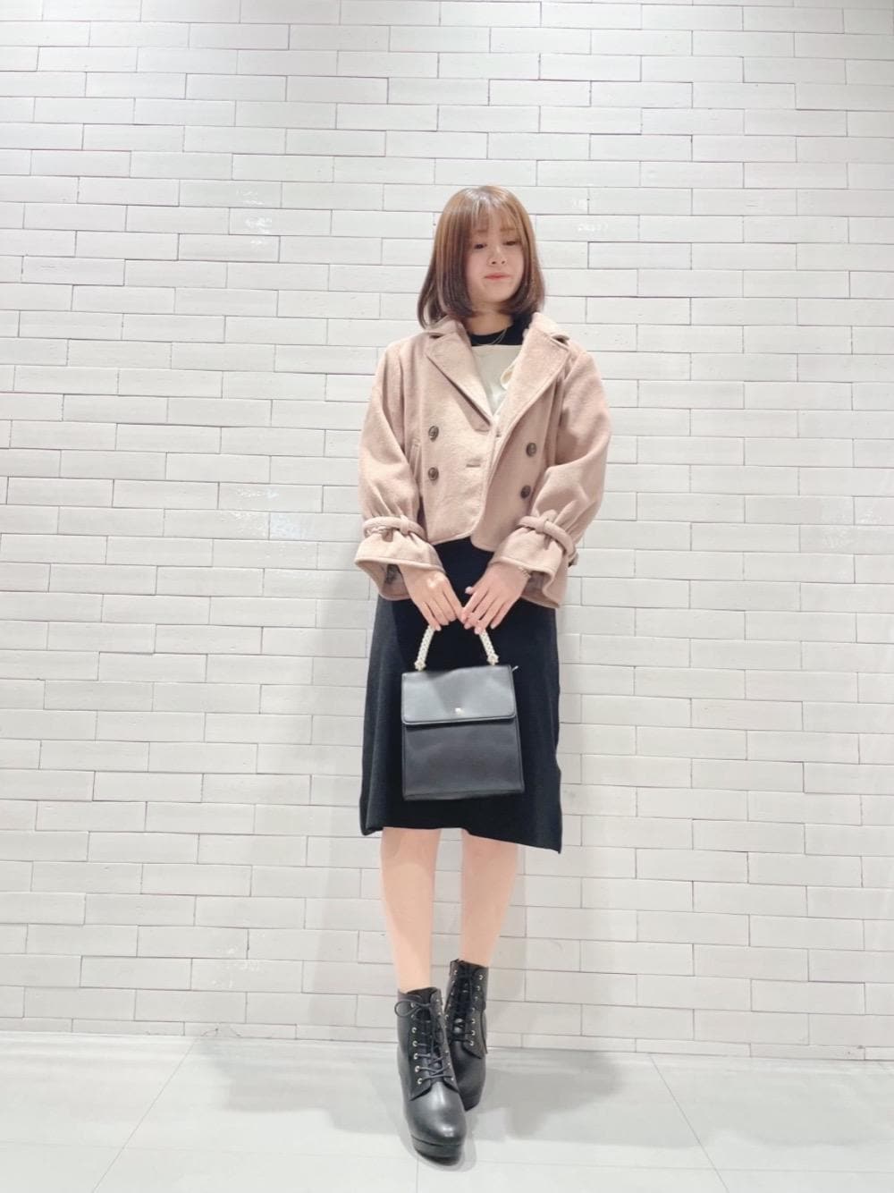 「ワンピース、ニットワンピ、モノトーン、デート、フェミニン、MAJESTIC LEGON、マジェスティックレゴン、高身長、骨格ウェーブ、カワイイ」｜「MAJESTIC LEGONのレースアップレディブーツ（ブーツ、ブラック系）」を使った、マジェスティックレゴンルミネ大宮店スタッフさん（レディース・163cm）の秋コーディネートの1枚目の写真