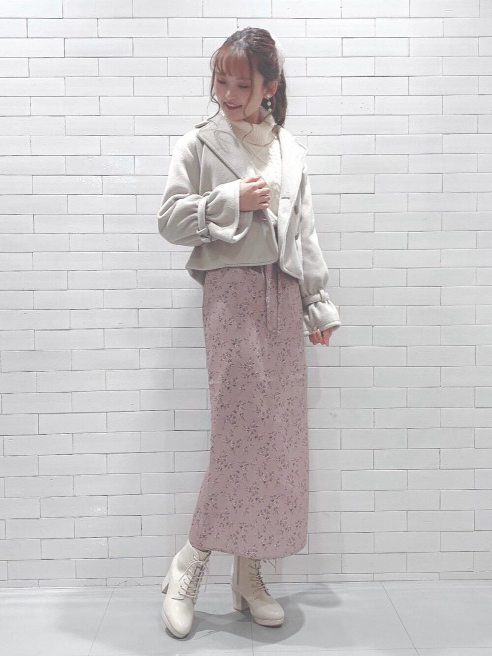 「ガーリー、フェミニン、MAJESTIC LEGON、マジェスティックレゴン、モテ、オトナカワイイ、あざとかわいい、標準身長、カワイイ」｜「MAJESTIC LEGONのレースアップレディブーツ（ブーツ、ホワイト系）」を使った、マジェスティックレゴンルミネ大宮店スタッフさん（レディース・160cm）の冬コーディネートの1枚目の写真