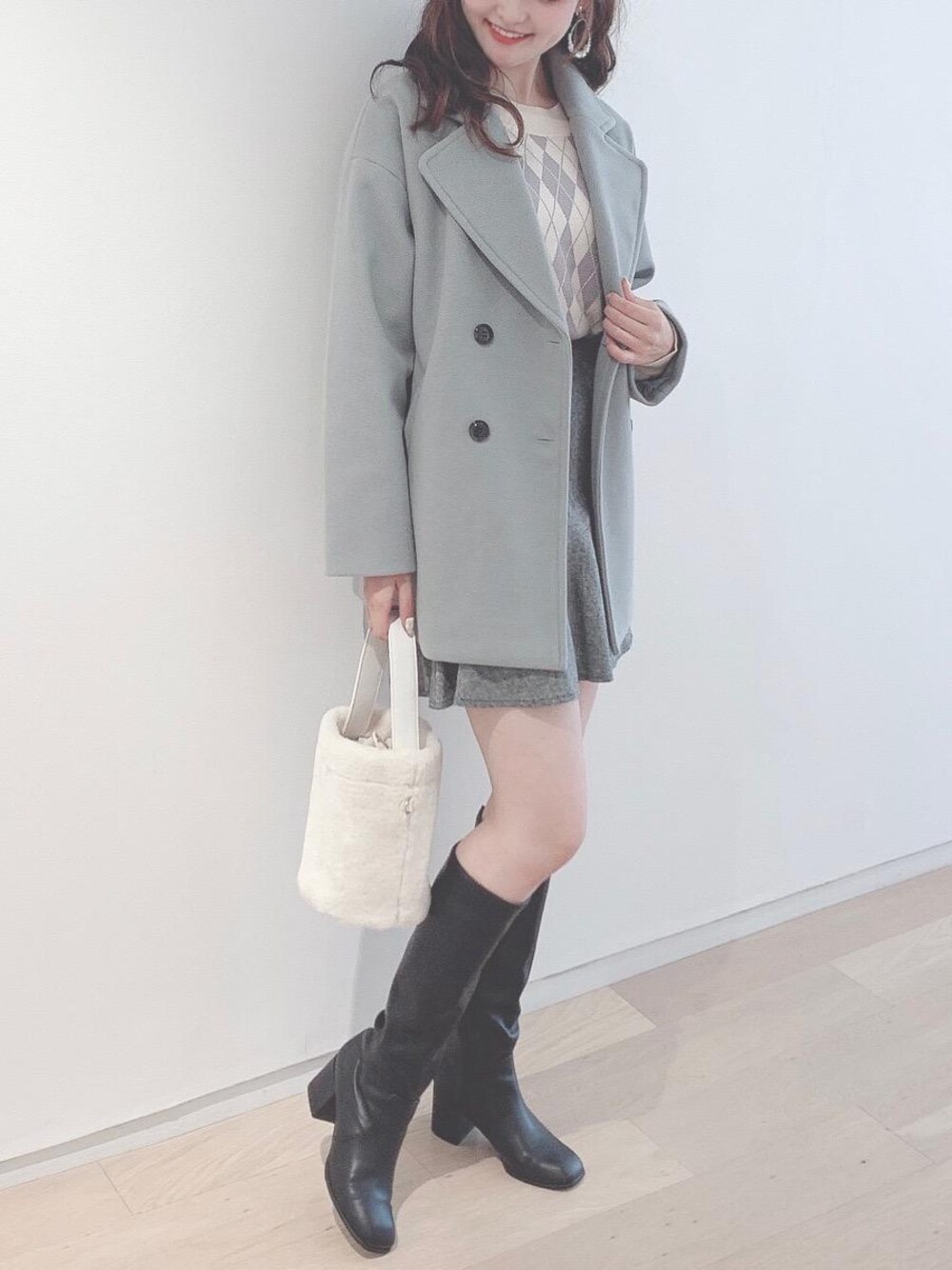 「デート、ガーリー、フェミニン、ミニ、MAJESTIC LEGON、マジェスティックレゴン、オトナカワイイ、あざとかわいい、標準身長、カワイイ」｜「MAJESTIC LEGONの美脚ロングブーツ（ブーツ、ブラック系）」を使った、マジェスティックレゴンルミネ大宮店スタッフさん（レディース・160cm）の冬コーディネートの1枚目の写真