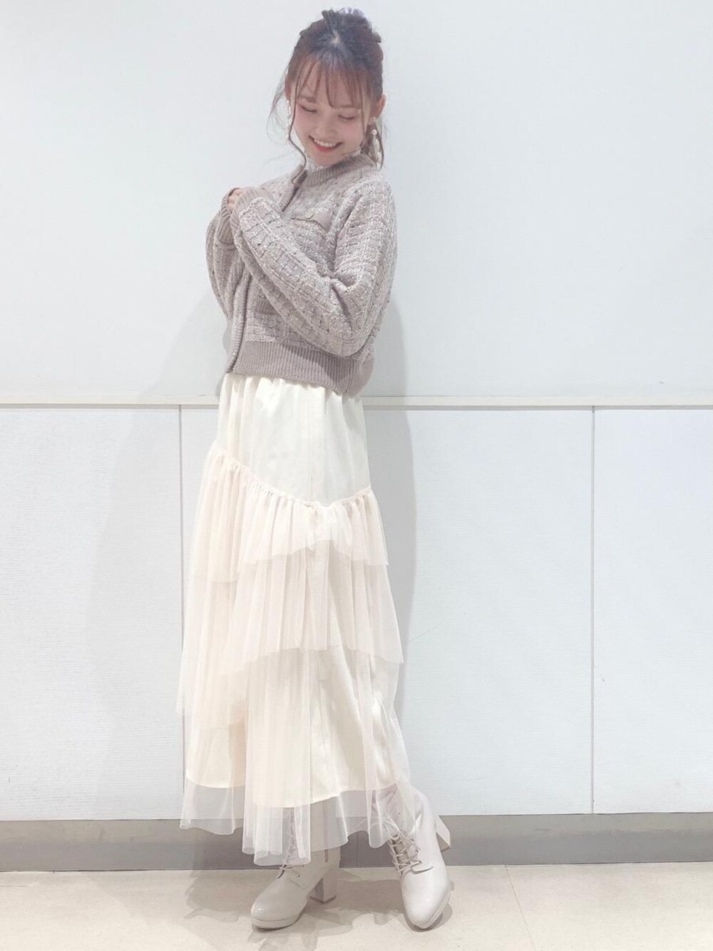 「デート、ガーリー、フェミニン、MAJESTIC LEGON、マジェスティックレゴン、モテ、オトナカワイイ、あざとかわいい、標準身長、カワイイ」｜「MAJESTIC LEGONのレースアップレディブーツ（ブーツ、ホワイト系）」を使った、マジェスティックレゴンルミネ大宮店スタッフさん（レディース・160cm）の冬コーディネートの1枚目の写真