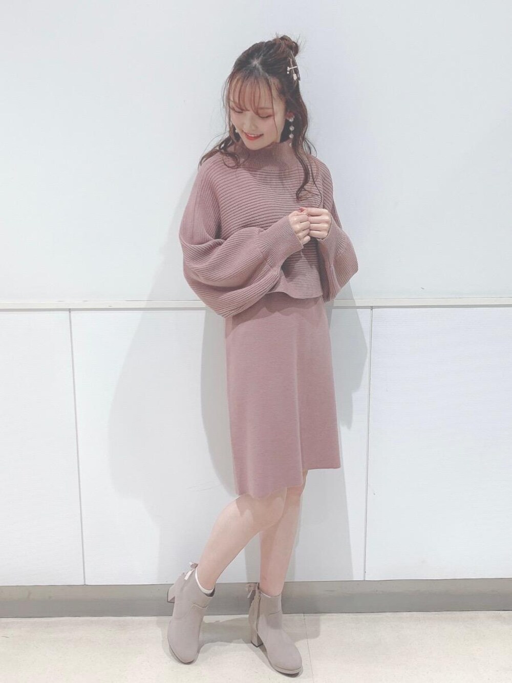 「デート、ガーリー、フェミニン、MAJESTIC LEGON、マジェスティックレゴン、モテ、標準身長、カワイイ」｜「MAJESTIC LEGONのバックレースアップブーツ（ブーツ、ベージュ系）」を使った、マジェスティックレゴンルミネ大宮店スタッフさん（レディース・160cm）の冬コーディネートの1枚目の写真