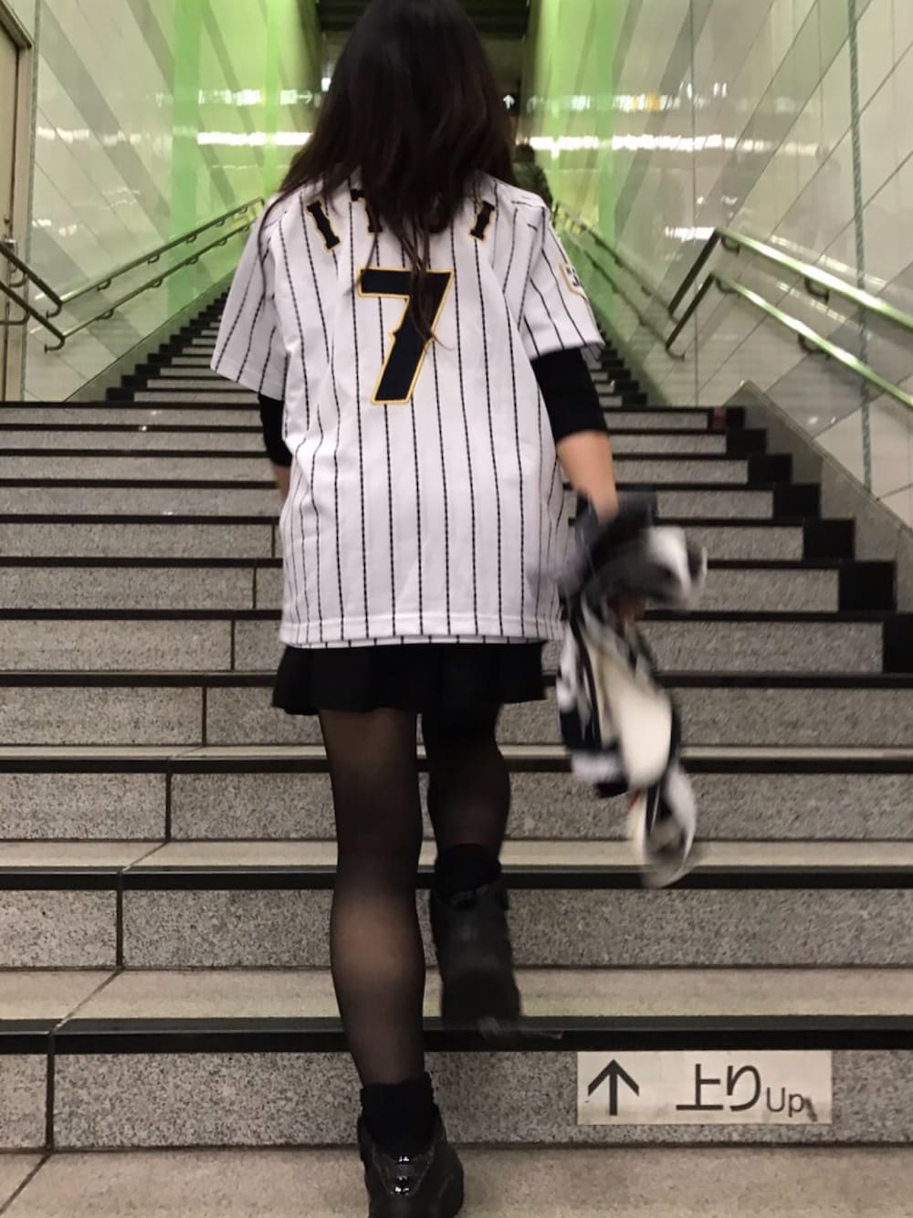 「侍ジャパン、野球観戦」｜「侍ジャパンのアイテム（スポーツグッズ、ホワイト系）」を使った、みみこさん（レディース・154cm）の春コーディネートの1枚目の写真