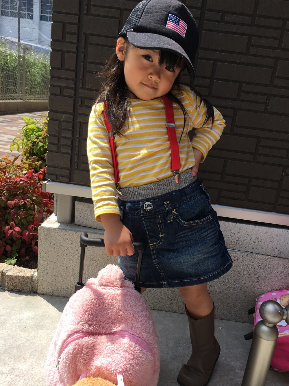 「＃デニム、kids、キッズファッション、女の子、サスペンダー、キャップ、3歳3ヶ月」｜「Leeのアイテム（デニムスカート、ブラック系）」を使った、kkさん（キッズ・90cm）の春コーディネートの1枚目の写真
