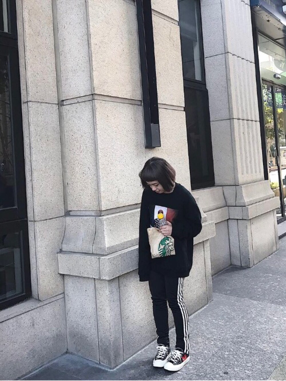 「CONVERSE1970、COMME des GARCONS、adidas」｜「adidasのアイテム（チノパンツ、ブラック系）」を使った、 Gina Tsouさん（レディース・151cm）の春コーディネートの1枚目の写真