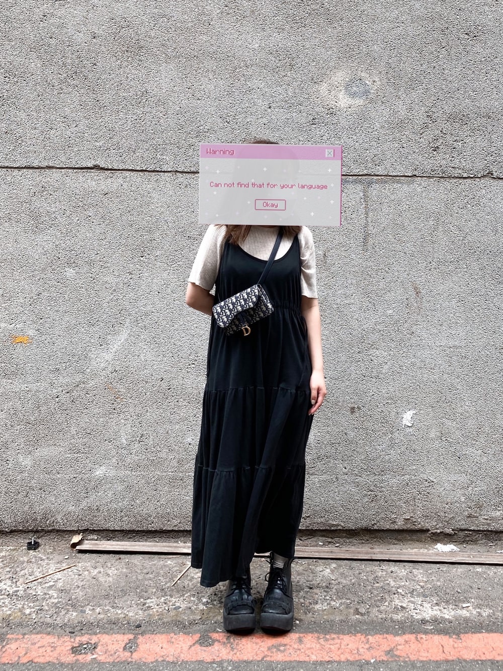 「Diorのアイテム（ボディバッグ/ウエストポーチ、ブラック系）」を使った、 Gina Tsouさん（レディース・151cm）の春コーディネートの1枚目の写真