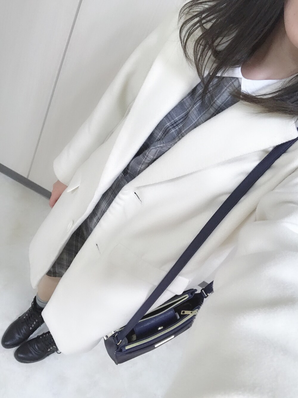 「チェスターコート、チェックワンピース、甘々コーデ」｜「INGNIのＬ９０チェスター/ジャケット-2016ＡＷ-（チェスターコート、グレー系）」を使った、あいさん（レディース・164cm）の冬コーディネートの1枚目の写真