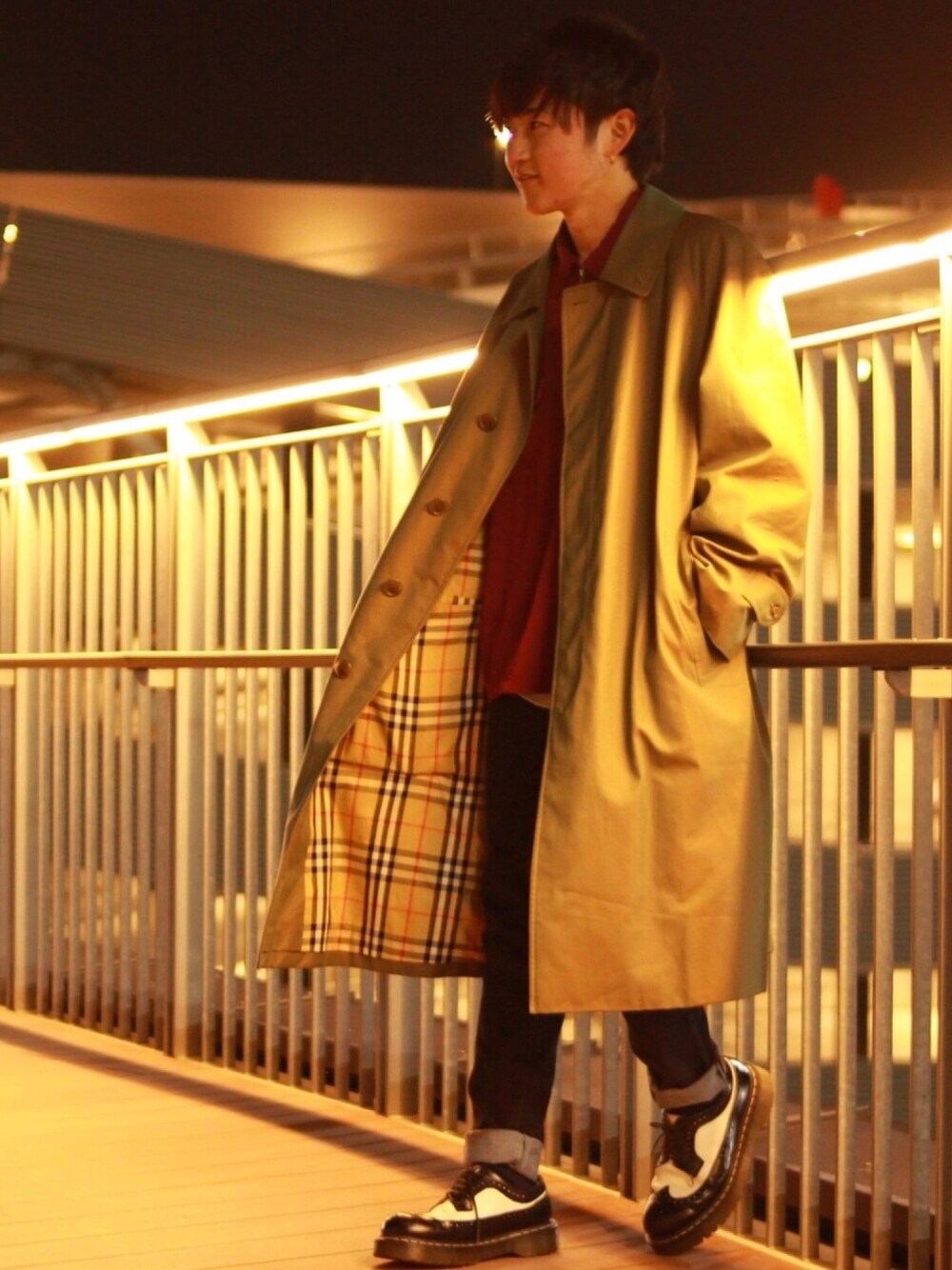 「シンプル、きれいめカジュアル、ステンカラーコート、ハーフジップ、スキニーデニム、革靴、Dr.Martens、バーバリー」｜「WEGOのWEGO/フィブリルリングZIPシャツ（シャツ/ブラウス、レッド系）」を使った、トッティさん（メンズ・163cm）の冬コーディネートの1枚目の写真