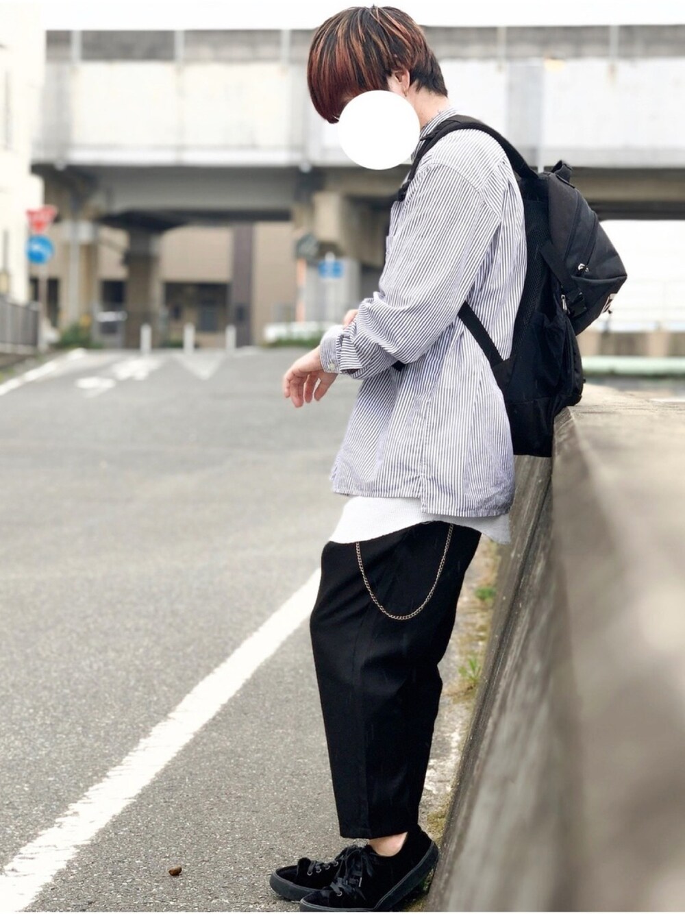 「シンプル、ゆるコーデ、レイヤードスタイル、きれいめカジュアル、シャツスタイル、ノーカラーシャツ、スラックス、スニーカー、リュック、ウォレットチェーン」｜「GUのアイテム（シャツ/ブラウス、ブルー系）」を使った、トッティさん（メンズ・163cm）の夏コーディネートの1枚目の写真